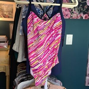 Nike sport ONE PIECE magenta green 10 Medium